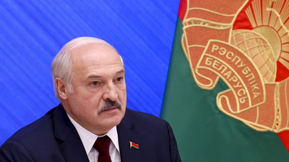 Lukašenko narazil i u Lotyšska. Vyhlásilo nouzový stav a migranty mu vrací zpět